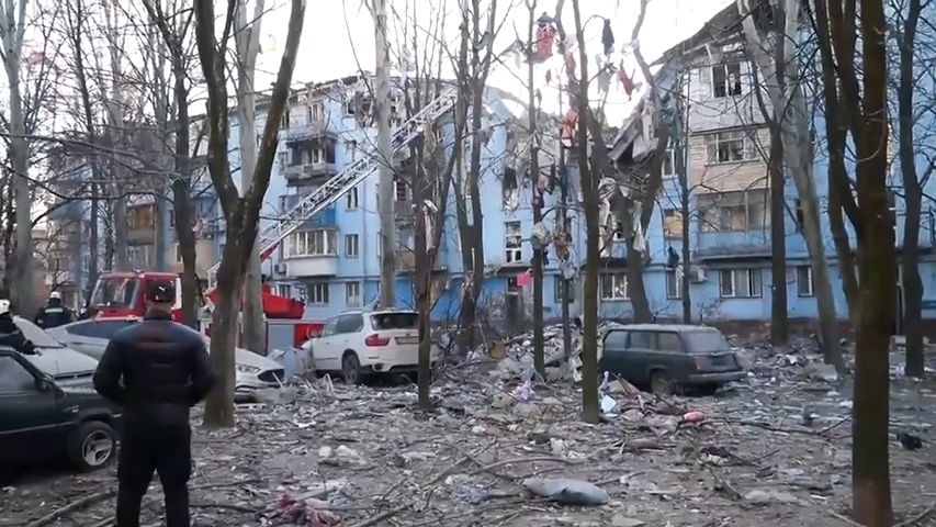 Video ze Záporoží: Raketa zasáhla obytný dům, umírali civilisté